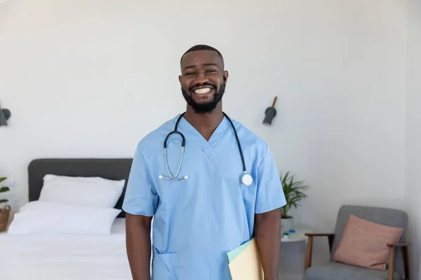 Retrato Trabalhador Saúde Afro Americano Segurando Arquivo Sorrindo Quarto Casa — Fotografia de Stock
