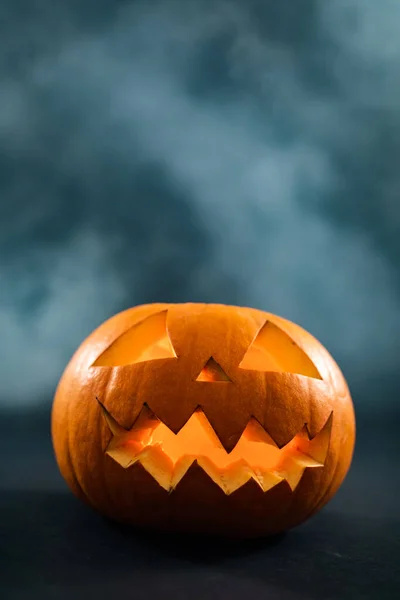 Zbliżenie Rzeźbione Halloween Dyni Efekt Dymu Szarym Tle Halloween Uroczystość — Zdjęcie stockowe