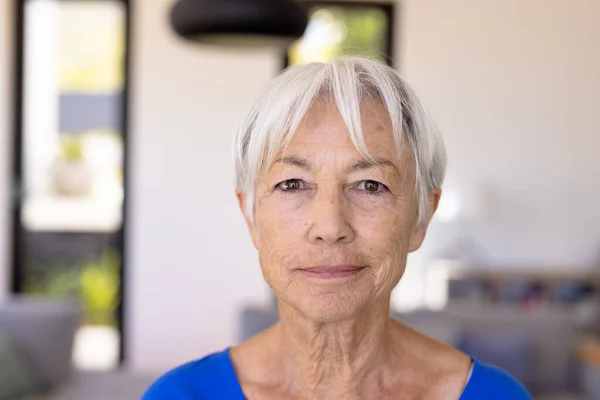Zbliżenie Portret Uśmiechniętej Azjatyckiej Starszej Kobiety Krótkimi Włosami Domu Opieki — Zdjęcie stockowe