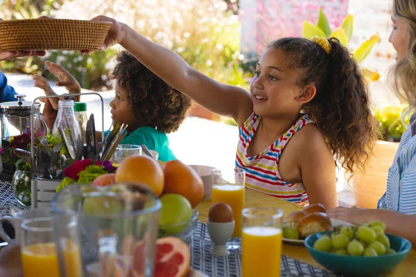 Multiracial Linda Chica Pasando Comida Mientras Desayuna Con Madre Hermano —  Fotos de Stock