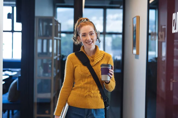 Portret Van Een Glimlachende Volwassen Blanke Zakenvrouw Met Wegwerp Koffiebeker — Stockfoto
