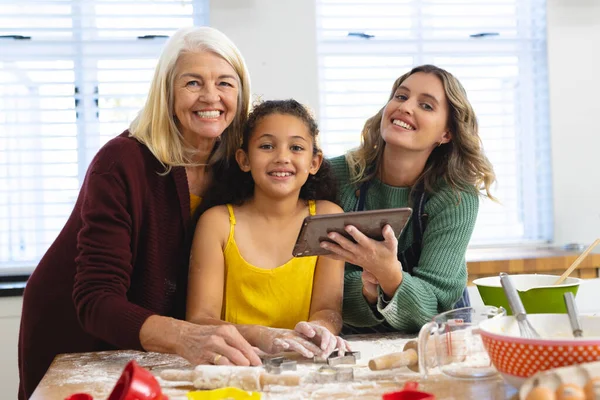 Porträt Einer Glücklichen Mehrgenerationenfamilie Mit Digitalem Der Essen Auf Dem — Stockfoto