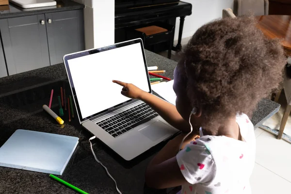 African American Girl Afro Hair Pointing Laptop While Studying Laptop — Stock Photo, Image