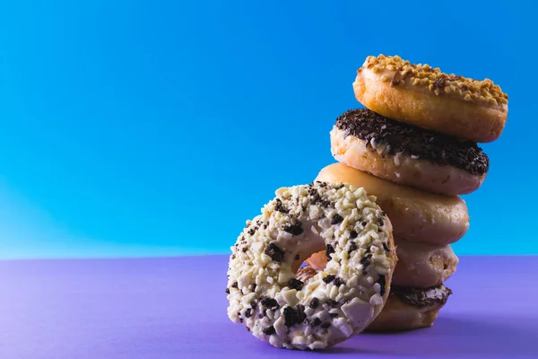 Großaufnahme Von Frischen Donuts Gestapelt Durch Kopierraum Vor Blauem Hintergrund — Stockfoto