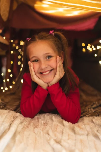 Retrato Chica Caucásica Pasando Tiempo Casa Navidad Mirando Cámara Sonriendo —  Fotos de Stock
