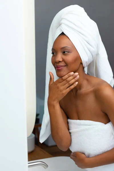 穿着白色毛巾的非洲裔美国女青年为自己的皮肤感到高兴 复制空间 未经改动的温泉 身体护理和幸福概念 — 图库照片
