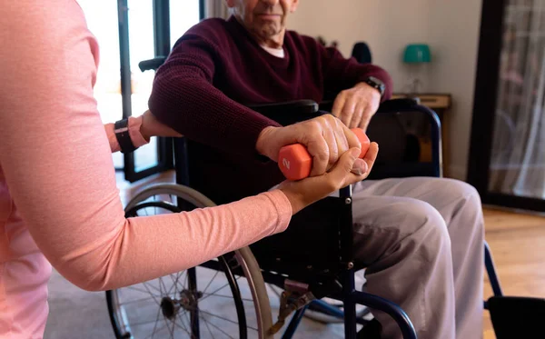 Midden Sectie Van Vrouwelijke Fysiotherapeut Helpen Kaukasische Senior Man Oefenen — Stockfoto