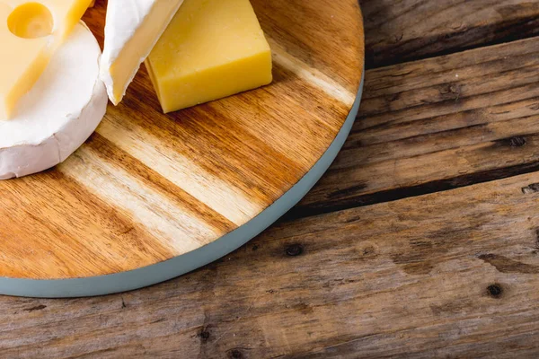 Hoge Hoek Uitzicht Verschillende Kaas Houten Plank Aan Tafel Kopieer — Stockfoto