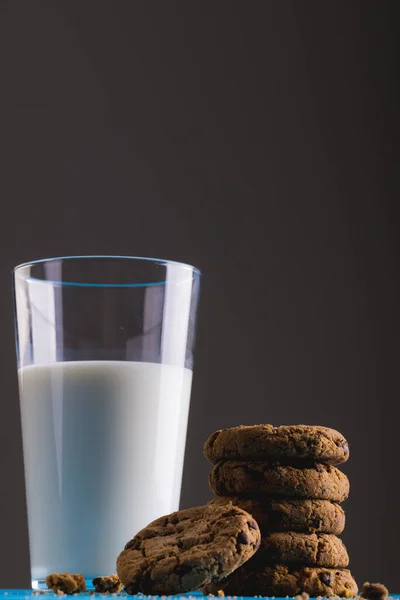 Alacsony Szög Kilátás Tejüveg Által Egymásra Cookie Szürke Háttér Másolás — Stock Fotó