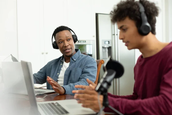 Multiraciale Mannelijke Collega Met Koptelefoon Laptop Bespreken Tijdens Het Opnemen — Stockfoto