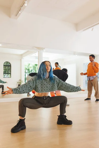 Beyaz Kadın Hip Hop Dansçısının Dikey Görüntüsü Dans Stüdyosunda Fotokopi — Stok fotoğraf
