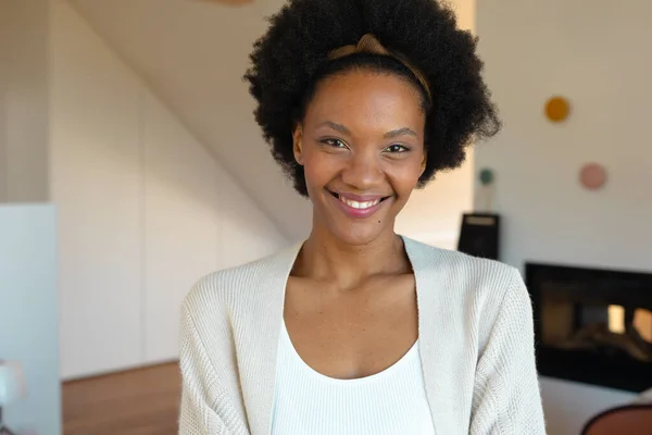 Porträt Einer Lächelnden Afrikanisch Amerikanischen Jungen Afro Frau Hause Kopierraum — Stockfoto