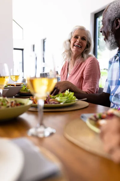 Alegre Pareja Ancianos Multirraciales Tomados Mano Mientras Almuerzan Mesa Comedor — Foto de Stock