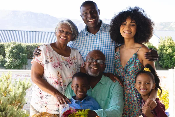 Portrét Šťastné Multiraciální Multigenerační Rodiny Těší Volný Čas Spolu Dvoře — Stock fotografie