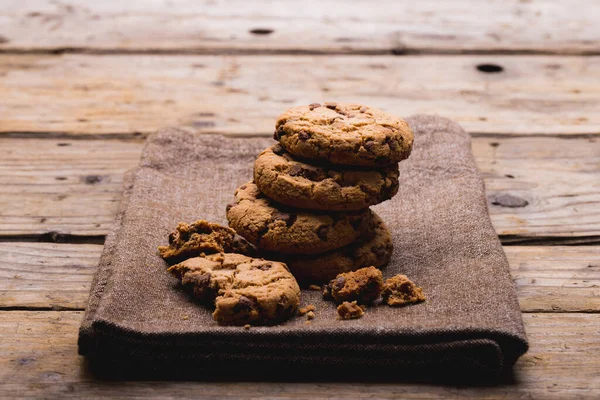 Cookies Naskládané Nohavici Dřevěného Stolu Kopírovacím Prostorem Nezměněném Stavu Jídlo — Stock fotografie