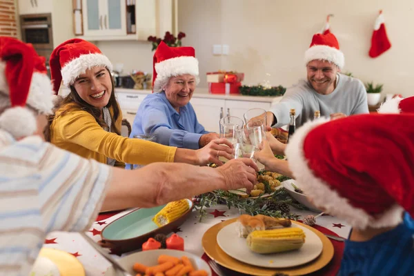 Çoklu Kuşak Kafkas Ailesi Akşam Yemeğinde Birlikte Oturuyor Noel Baba — Stok fotoğraf