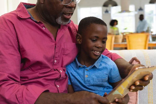 中段的多种族祖父和孙子在家中观看数字平板电脑的视频 无线技术 不变的生活方式和退休概念 — 图库照片