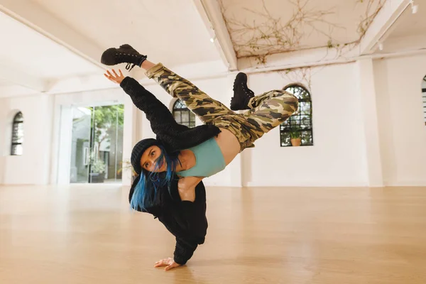 Stüdyoda Pratik Yapan Beyaz Kadın Hip Hop Dansçısının Resmi Dans — Stok fotoğraf
