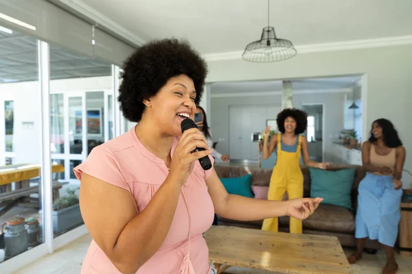 Jovem Biracial Feliz Com Cabelo Afro Cantando Sobre Microfone Amigos — Fotografia de Stock