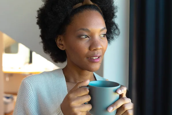 有思想的年轻非洲裔美国非洲女人一边举着咖啡杯一边望着远方 复制空间 不变的生活方式和简单的生活概念 — 图库照片