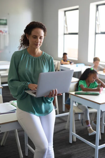 Maestra Joven Caucásica Usando Laptop Con Estudiantes Primaria Multirracial Segundo — Foto de Stock