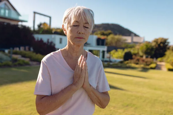 Asiatisk Äldre Kvinna Med Slutna Ögon Mediterar När Står Gräsbevuxen — Stockfoto