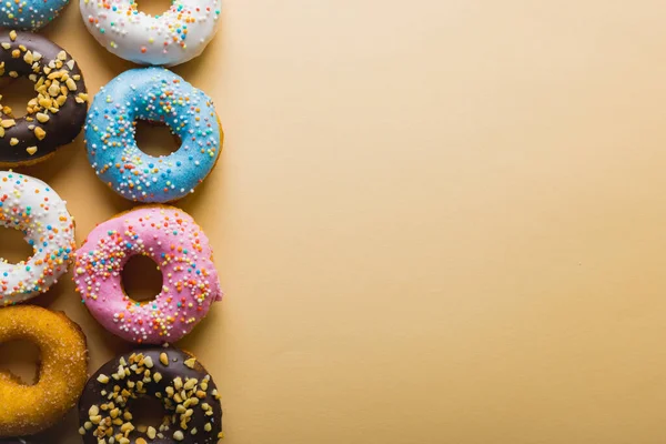 Bovenaanzicht Van Kopieerruimte Door Verse Multi Gekleurde Donuts Gerangschikt Beige — Stockfoto