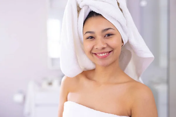 Retrato Mulher Biracial Feliz Vestindo Toalha Sorrindo Banheiro Com Espaço — Fotografia de Stock