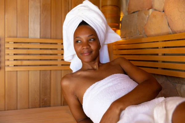 Saunada Dinlenen Bornozlu Afrikalı Amerikalı Kadın Spa Sağlık Rahatlama Konsepti — Stok fotoğraf