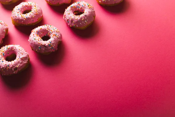Vista Alto Ângulo Espaço Cópia Por Donuts Arranjados Com Aspersores — Fotografia de Stock