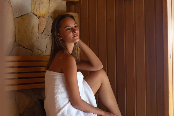 Biała Młoda Kobieta Szlafroku Relaksująca Się Saunie Koncepcja Spa Wellness — Zdjęcie stockowe