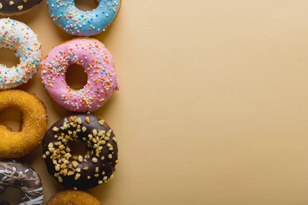 Diretamente Acima Vista Donuts Multi Coloridos Frescos Por Espaço Cópia — Fotografia de Stock