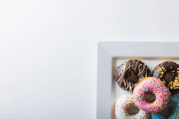 Diretamente Acima Vista Donuts Multi Coloridos Frescos Placa Pelo Espaço — Fotografia de Stock