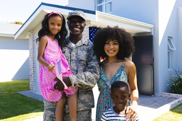 多种族 面带微笑的军人身着迷彩服站在院子里的画像 不变的家庭 爱国主义和归国观念 — 图库照片