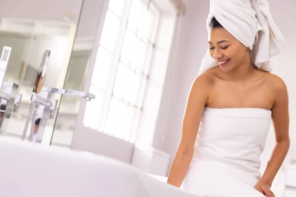 在浴室里 穿着毛巾的女人微笑着 准备洗澡时 带着复印机的空间 自我照顾 休闲和生活方式概念 — 图库照片