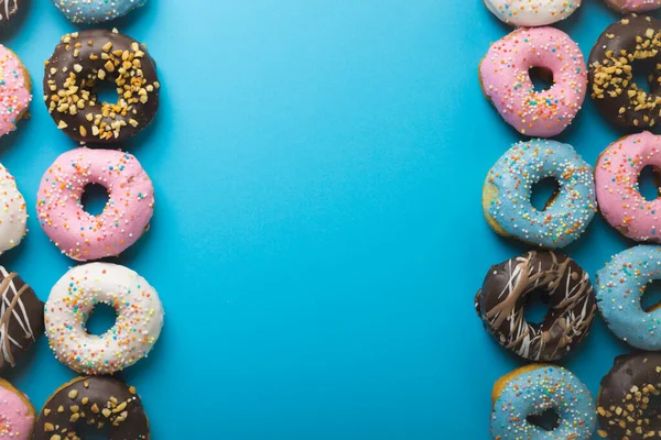 Diretamente Acima Vista Espaço Cópia Meio Vários Donuts Frescos Contra — Fotografia de Stock