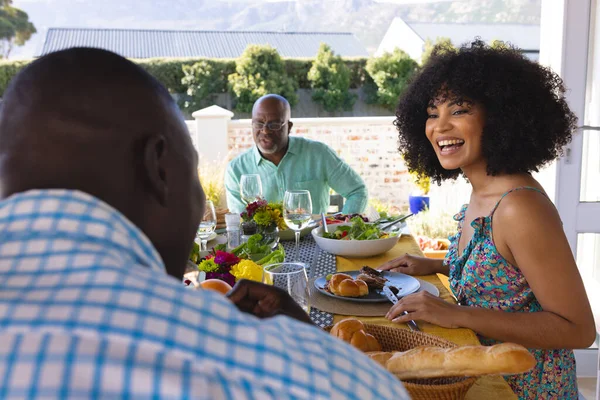 自宅のダイニングテーブルでランチをしながら男と話す幸せな多人種の女性 食べ物 飲み物 変わらない ライフスタイル 退職の概念 — ストック写真
