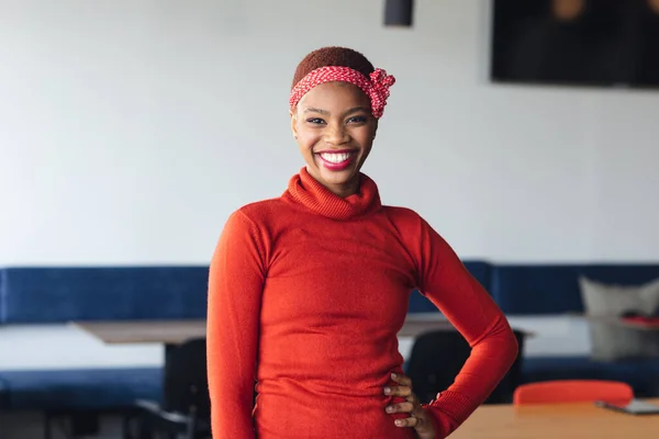 Portret Uśmiechniętej Afro Amerykańskiej Bizneswoman Biurze Przestrzeń Kopiowania Niezmieniony Kreatywny — Zdjęcie stockowe