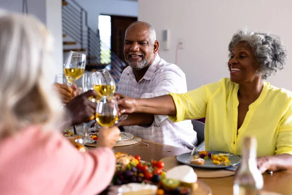 Multirazziale Allegri Amici Anziani Brindare Bicchieri Vino Mentre Pranzano Tavola — Foto Stock