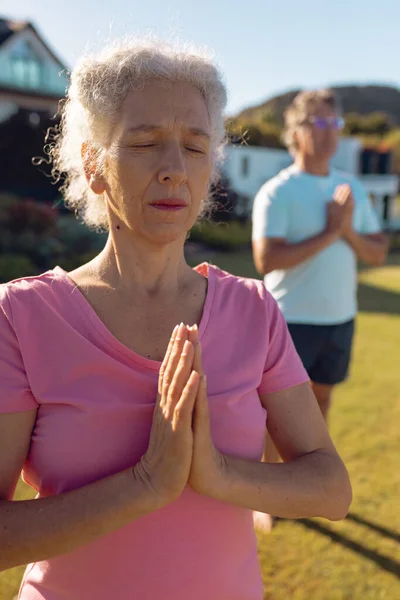 白种人老年男女在养老院的院子里默默祈祷 辅助生活 健身理念 — 图库照片