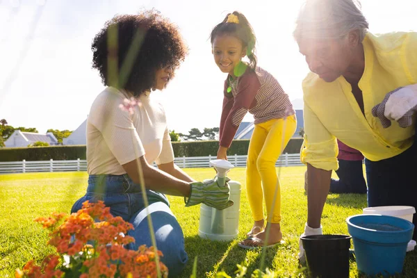 Glimlachend Multiraciaal Meisje Met Moeder Grootmoeder Die Planten Water Geven — Stockfoto
