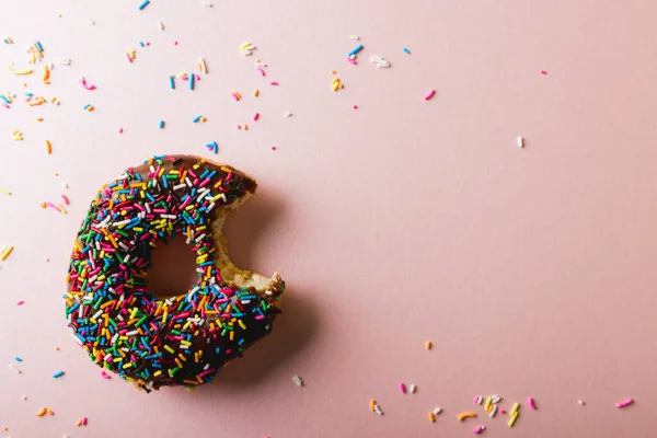 Direct Boven Het Zicht Van Ontbrekende Beet Van Chocolade Donut — Stockfoto