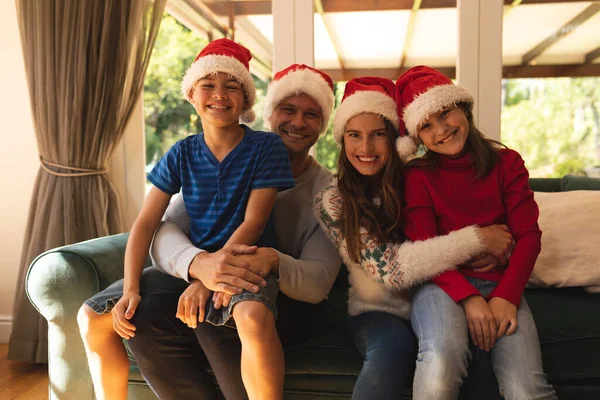 Portret Van Een Blanke Familie Die Samen Thuis Kerstmutsen Draagt — Stockfoto