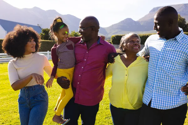 Multiiraciální Multigenerační Rodina Baví Užívají Procházky Spolu Dvoře Slunečného Dne — Stock fotografie