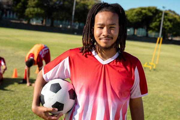 Portret Birasowego Uśmiechniętego Mężczyzny Dredami Trzymającego Piłkę Nożną Placu Zabaw — Zdjęcie stockowe