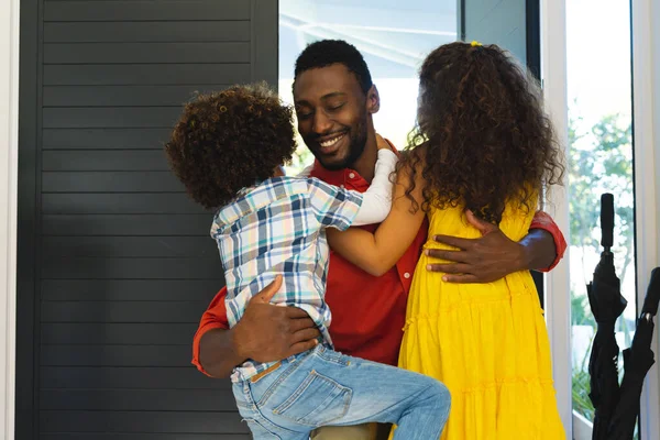 家の入り口で幸せな若い父親を受け入れる多人種間の興奮した男の子と女の子 変更されていない 一緒に 子供時代 ライフスタイルと家庭の概念 — ストック写真