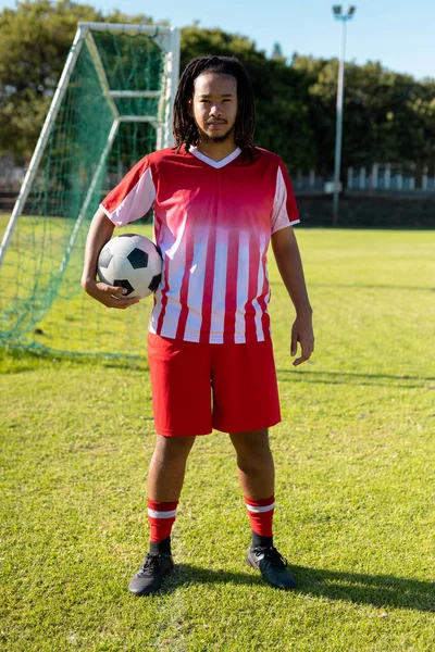 Pewny Siebie Dwurasowy Męski Gracz Dredami Czerwonej Koszulce Trzymający Piłkę — Zdjęcie stockowe