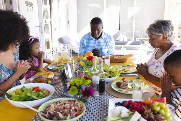 Familia Multigeneracional Multirracial Con Comida Mesa Rezando Antes Almorzar Mesa —  Fotos de Stock