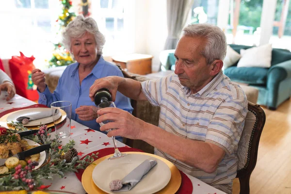 Oudere Blanke Echtpaar Zit Aan Tafel Voor Het Diner Samen — Stockfoto