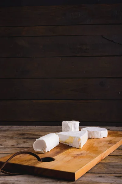 木板上的奶酪靠在有复制空间的木板上 水果和奶制品 — 图库照片